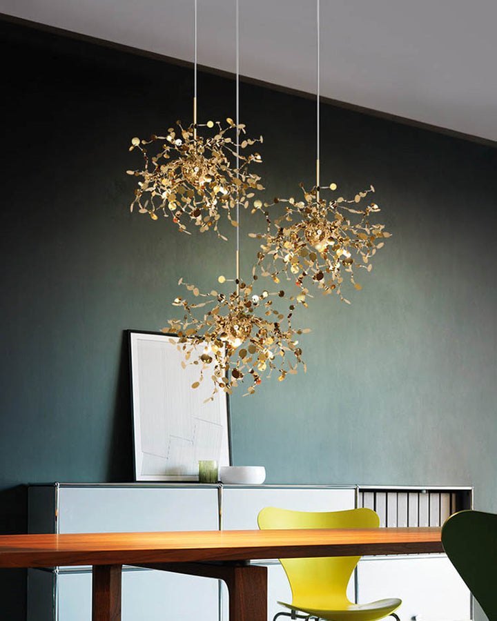 Lustre suspendu moderne, design nuage métallique argent/or. Luminaire élégant et aérien.