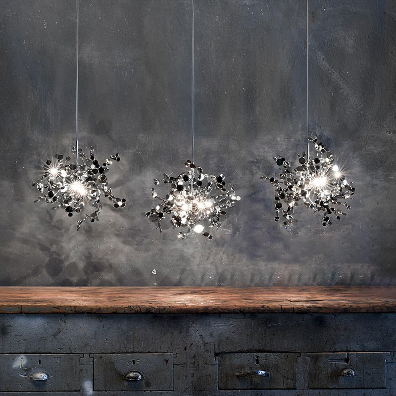 Lustre suspendu moderne, design nuage métallique argent/or. Luminaire élégant et aérien.