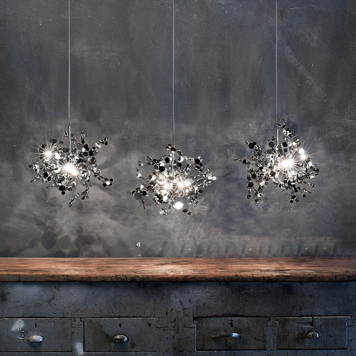 Lustre suspendu moderne, design nuage métallique argent/or. Luminaire élégant et aérien.