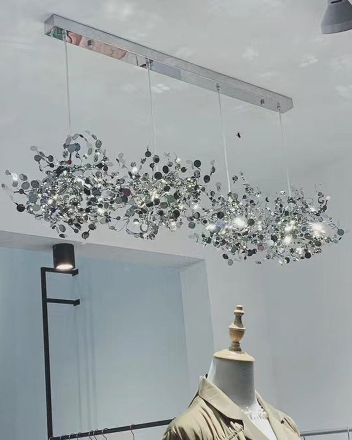 Lustre suspendu moderne, design nuage métallique argent/or. Luminaire élégant et aérien.