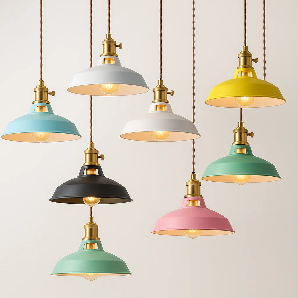 "Lustre suspendu rétro en métal robuste pour restaurant, design industriel, chaîne ajustable, plusieurs couleurs disponibles.