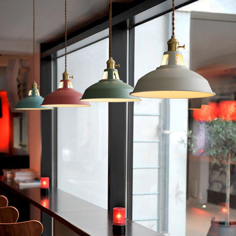 "Lustre suspendu rétro en métal robuste pour restaurant, design industriel, chaîne ajustable, plusieurs couleurs disponibles.
