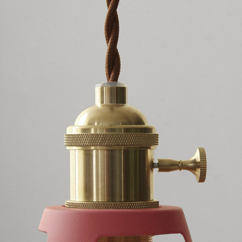 "Lustre suspendu rétro en métal robuste pour restaurant, design industriel, chaîne ajustable, plusieurs couleurs disponibles.