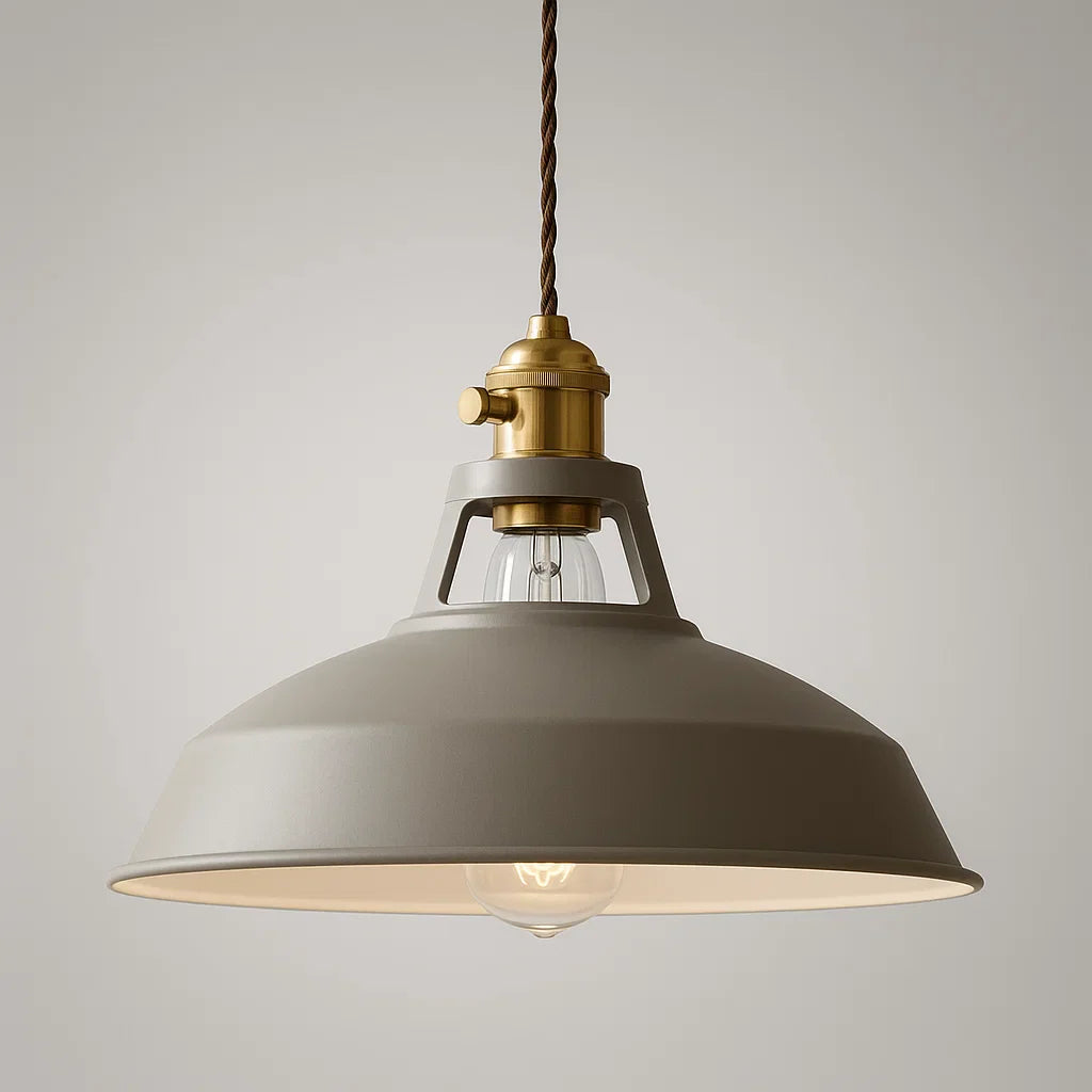 "Lustre suspendu rétro en métal robuste pour restaurant, design industriel, chaîne ajustable, plusieurs couleurs disponibles.