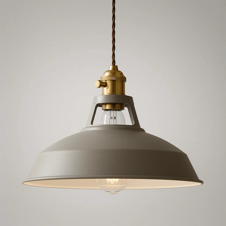 "Lustre suspendu rétro en métal robuste pour restaurant, design industriel, chaîne ajustable, plusieurs couleurs disponibles.