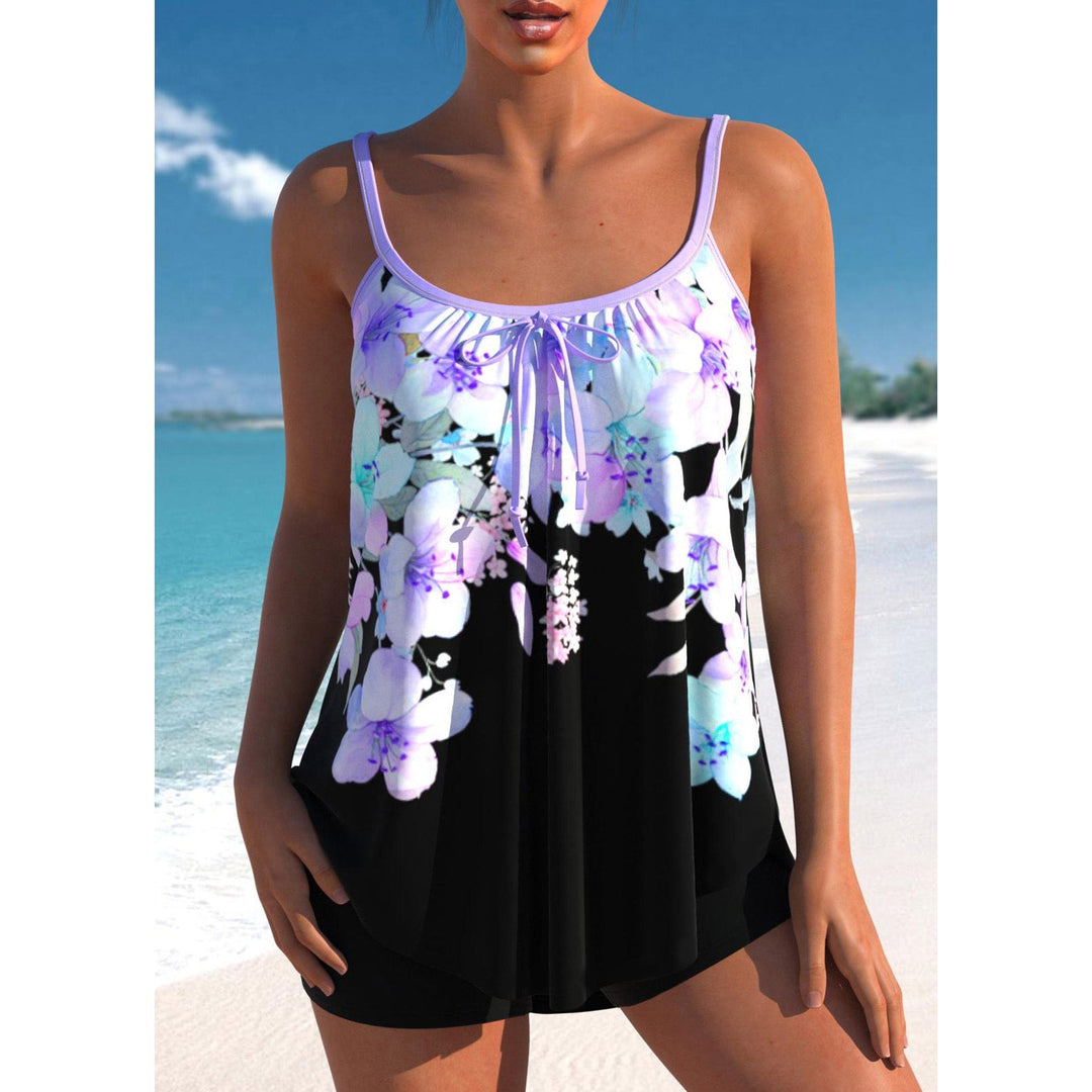"Maillot de bain femme à pois, style classique et chic, fond blanc avec pois noirs, coupe flatteuse et élégante."