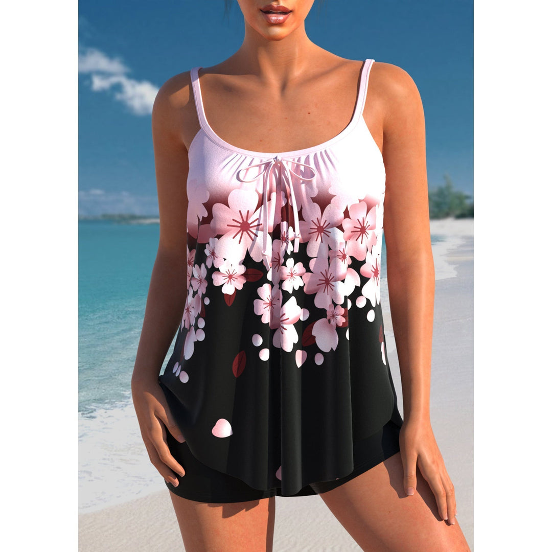 "Maillot de bain femme à pois, style classique et chic, fond blanc avec pois noirs, coupe flatteuse et élégante."