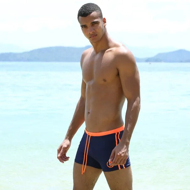 "Maillot de bain homme, ajusté, bleu, résistant au chlore, pour natation, piscine, esthétique moderne et confortable."