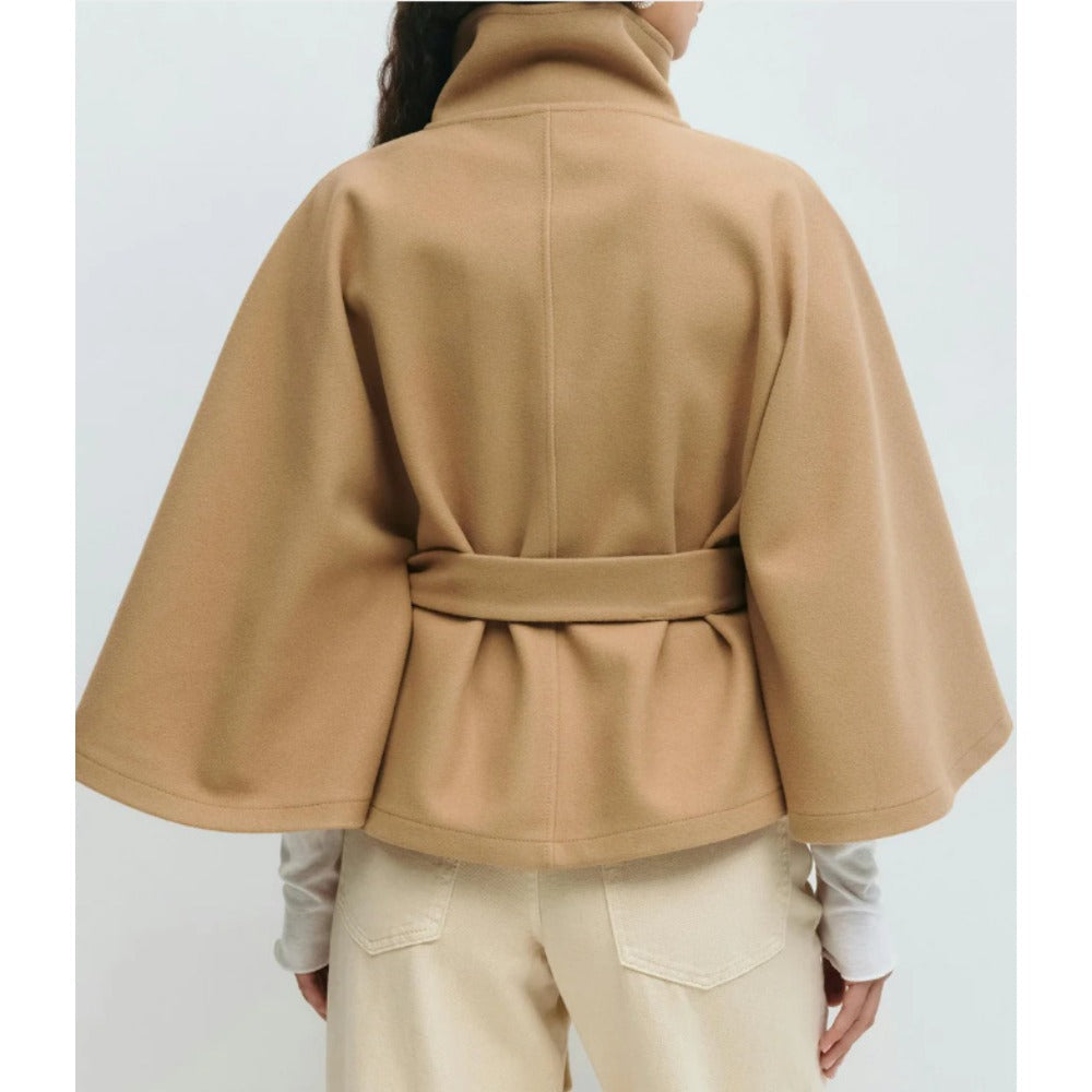 Cape femme hiver chaude et chic, modèle Charlotte avec col haut et ceinture. Mode femme extérieure.