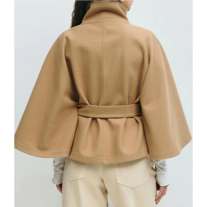 Cape femme hiver chaude et chic, modèle Charlotte avec col haut et ceinture. Mode femme extérieure.