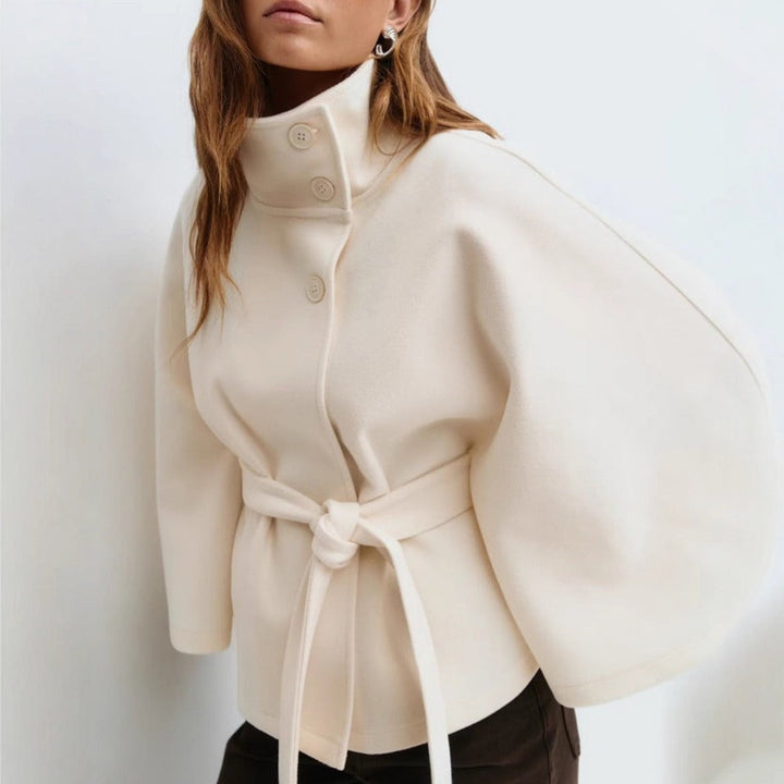 Manteau cape Charlotte pour femme, col montant et ceinture ajustable. Vêtement extérieur élégant et chaud.