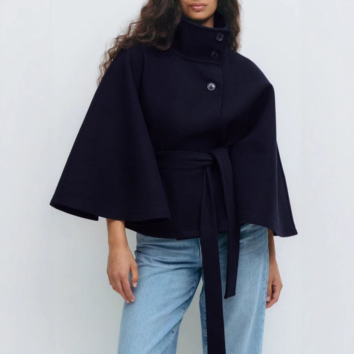 Veste cape femme sophistiquée Charlotte, col haut et ceinture. Parfait pour une allure hivernale chic.