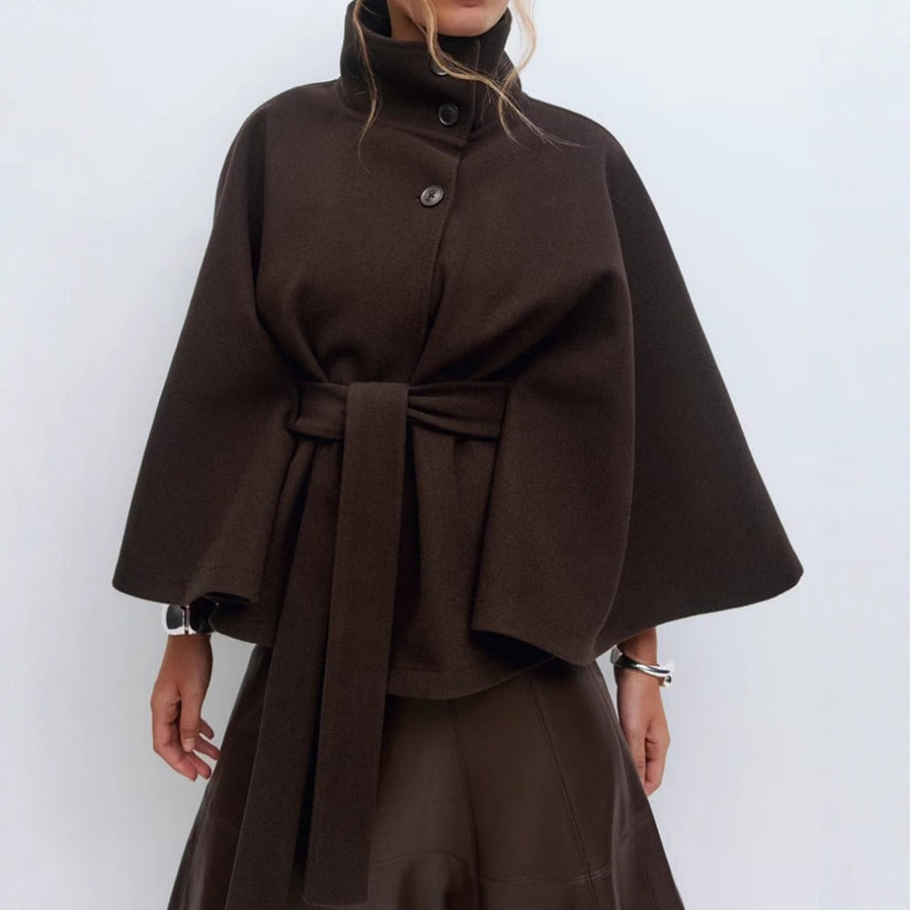 Manteau femme cape Charlotte, chaud et confortable, design élégant avec col haut. Tenue hiver mode.