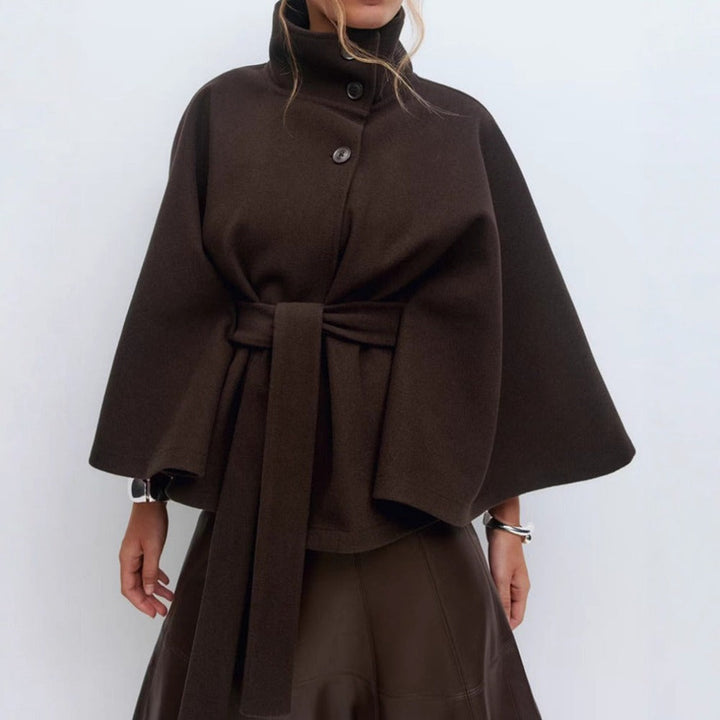 Manteau femme cape Charlotte, chaud et confortable, design élégant avec col haut. Tenue hiver mode.