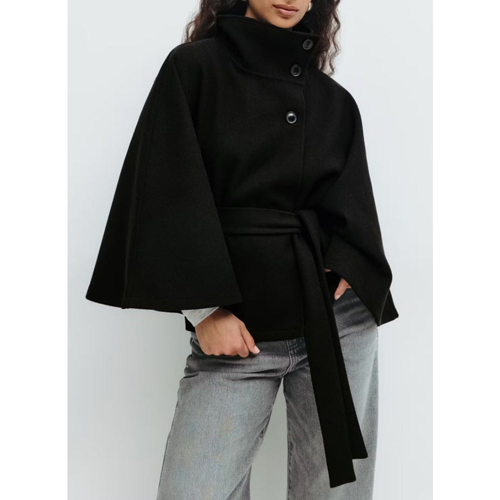 Vue frontale du manteau cape femme Charlotte, élégant et ceinturé. Idéal pour un style hivernal sophistiqué.