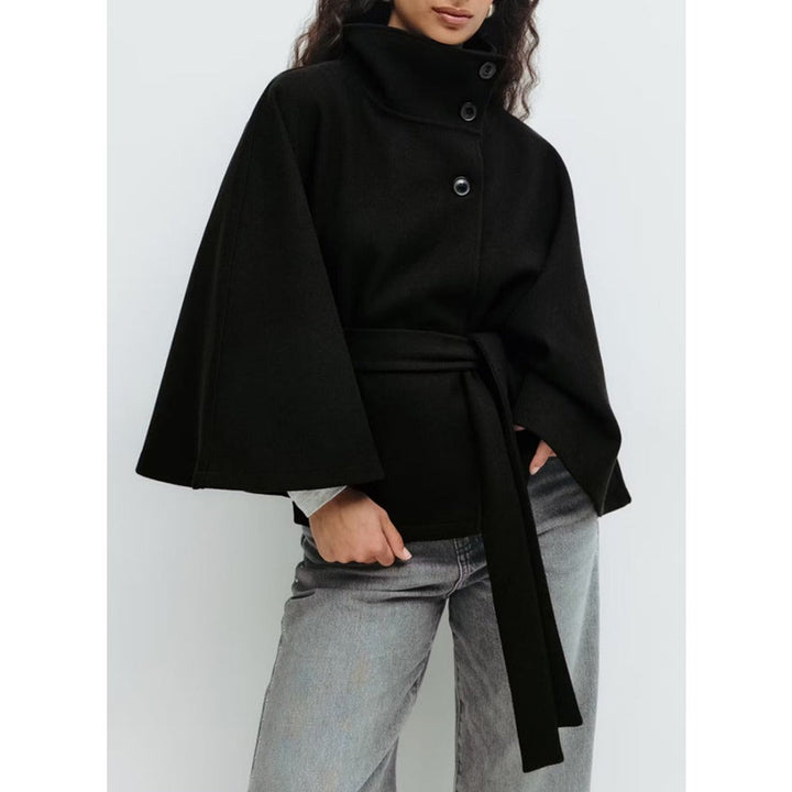 Vue frontale du manteau cape femme Charlotte, élégant et ceinturé. Idéal pour un style hivernal sophistiqué.