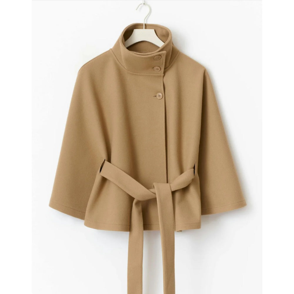 Détail du col haut et de la ceinture ajustable sur le manteau cape femme Charlotte. Look hivernal sophistiqué.