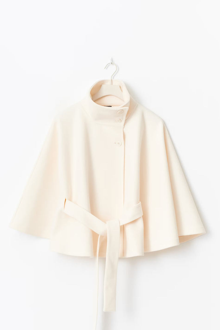 Manteau cape femme élégant, col montant et ceinturé, pour un style hivernal chic.