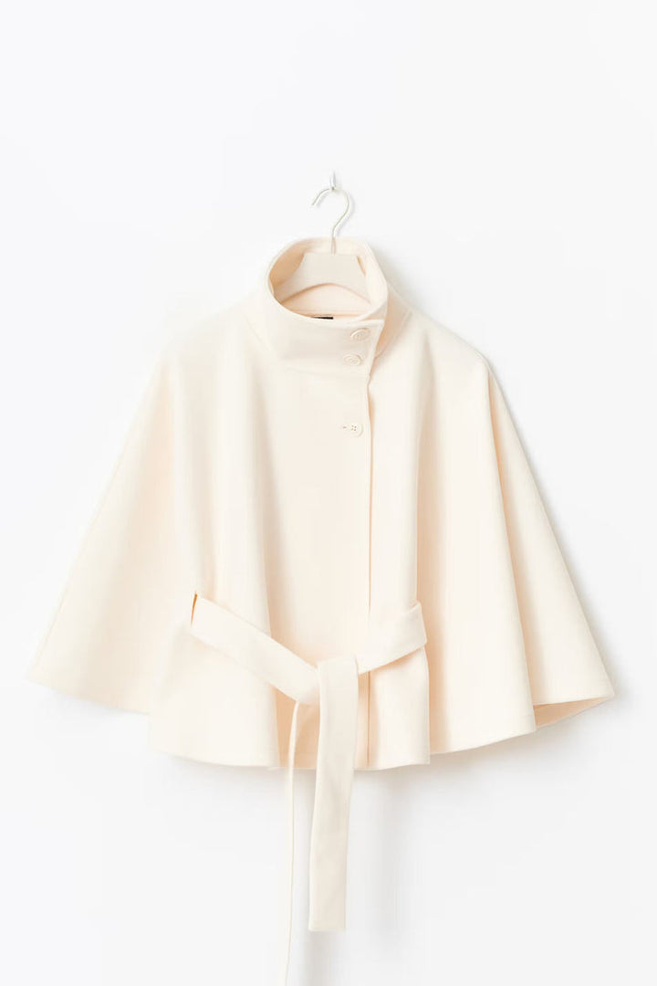 Manteau cape femme élégant, col montant et ceinturé, pour un style hivernal chic.