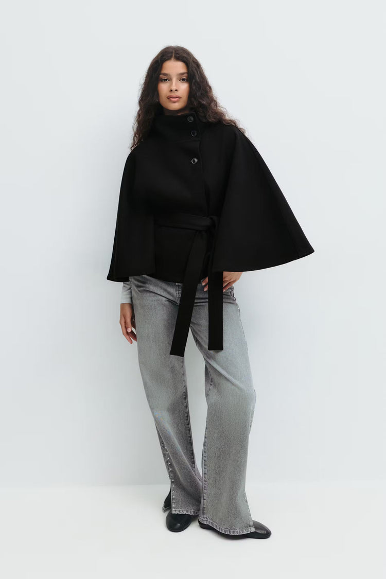 Manteau cape femme moderne, col montant, ceinture stylisée, pour une touche d'élégance.