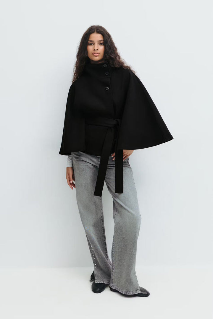 Manteau cape femme moderne, col montant, ceinture stylisée, pour une touche d'élégance.