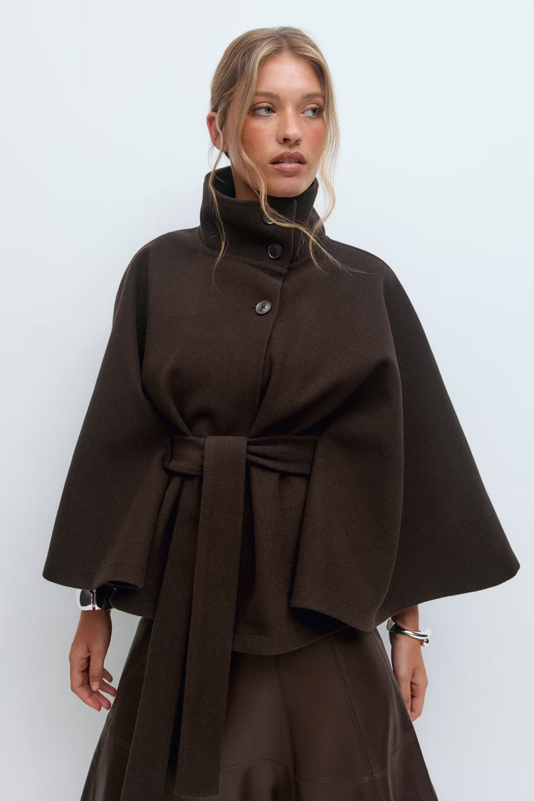 Cape femme ceinturée, col montant, style sophistiqué, vêtement chaud et tendance hiver.