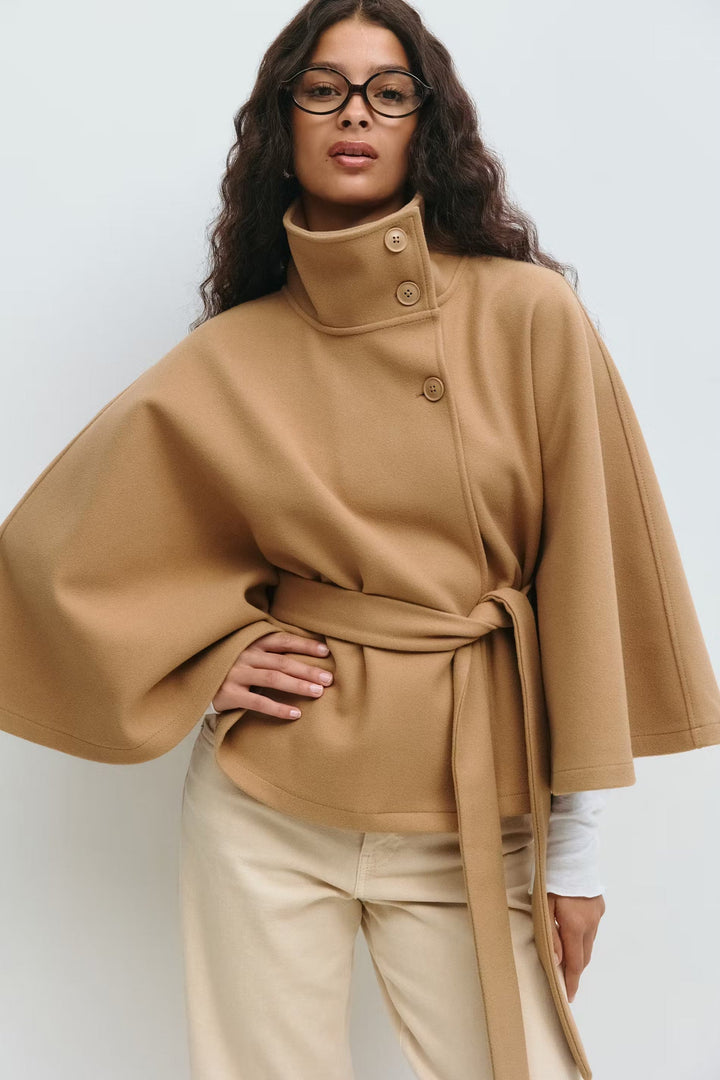 Manteau cape élégant, col montant pour femme, avec ceinture, un incontournable mode hiver.