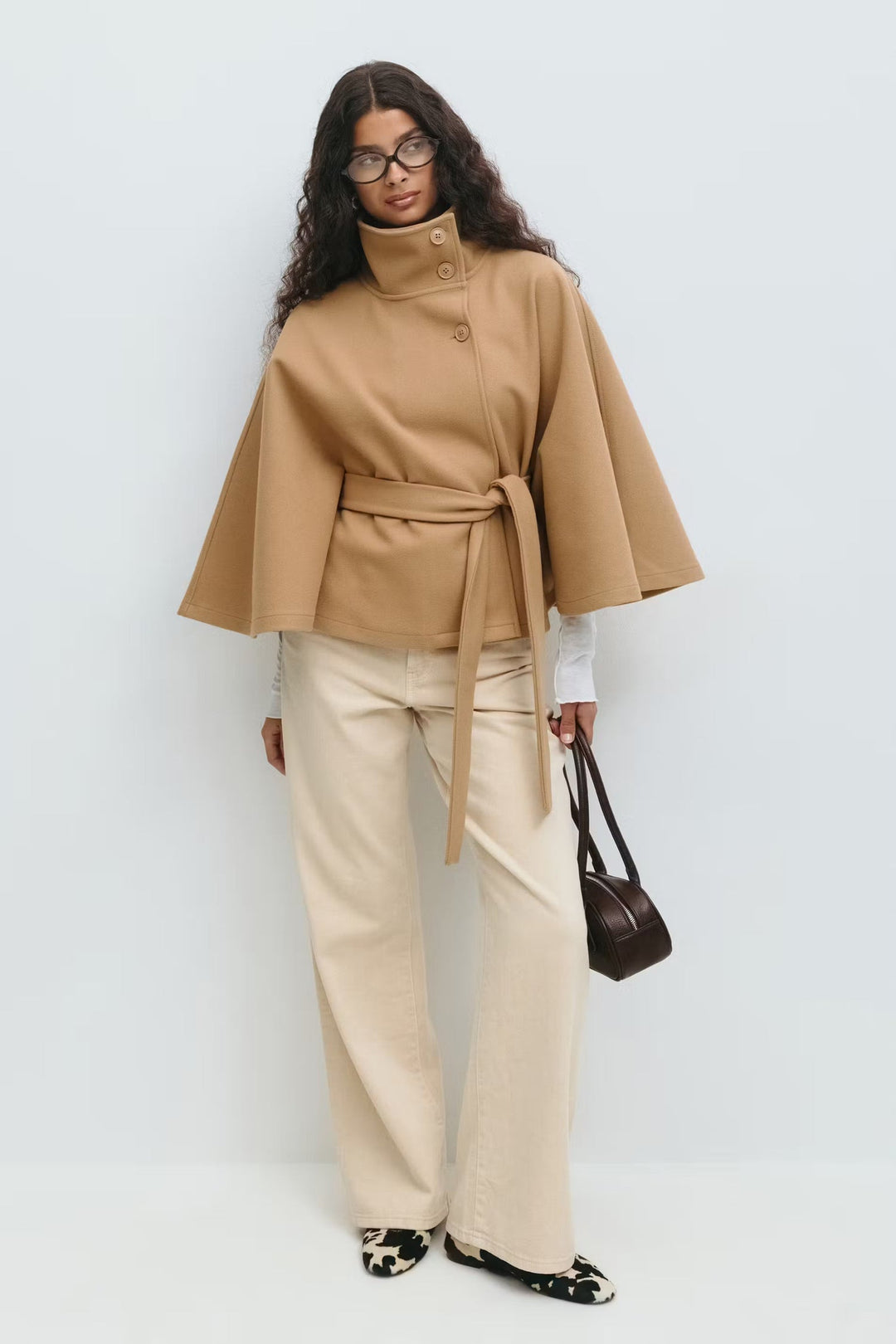 Cape femme chaude et élégante, col montant et ceinturée, pour un look hivernal raffiné.