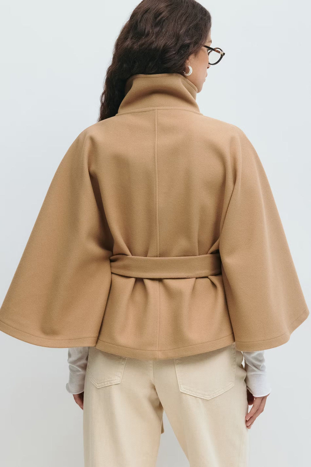 Manteau ceinturé femme, style cape chic, col montant, idéal pour la mode hiver sophistiquée.