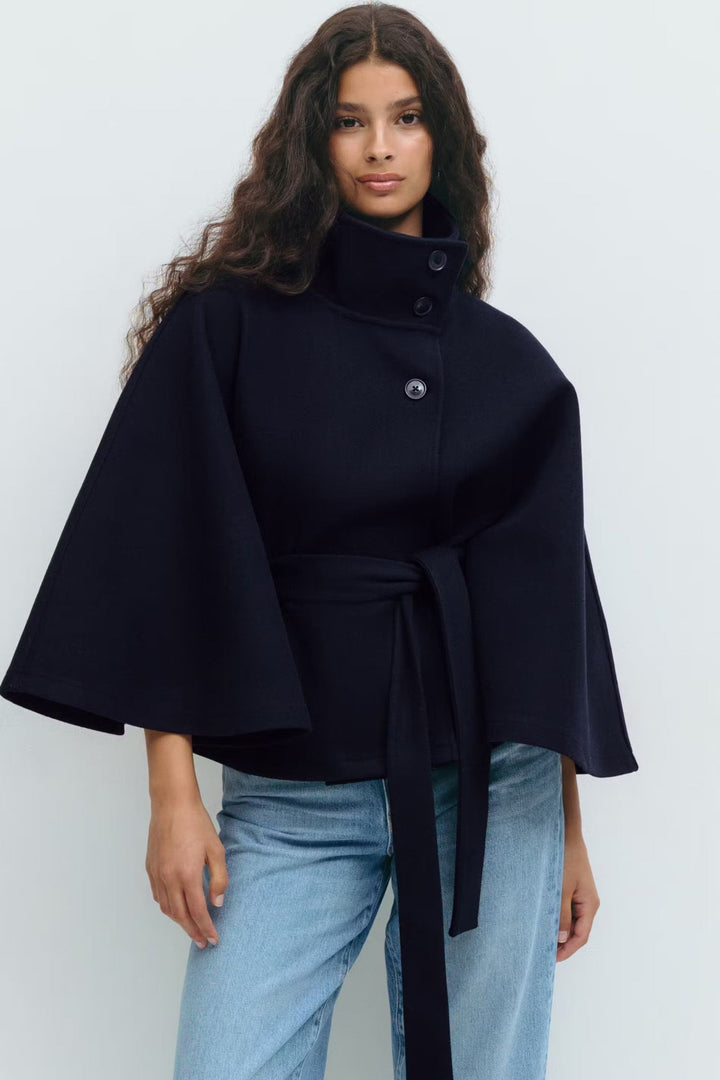 Cape élégante pour femme, col montant, ceinture pour un ajustement parfait, style hiver.