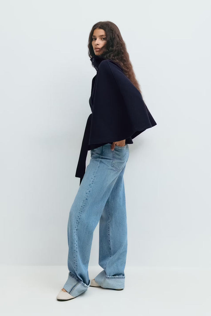 Manteau cape pour femme avec col montant et ceinture, idéal pour un look hiver élégant.