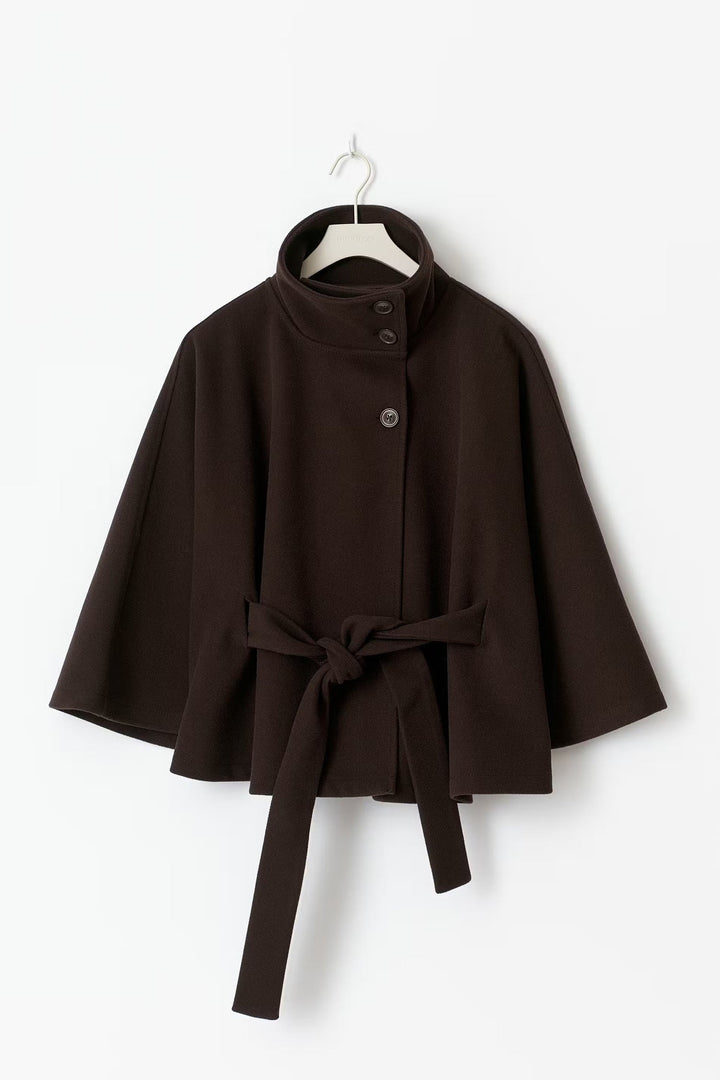 Veste cape femme chic, idéale pour la mode hiver, col montant et coupe ceinturée.