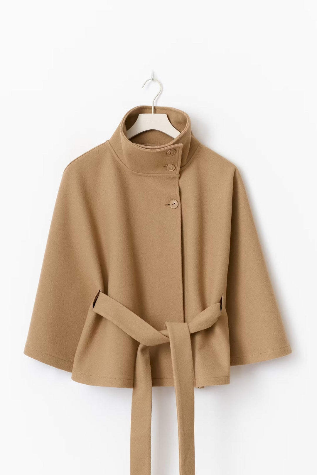 Manteau hiver femme ceinturé, style cape élégant, avec col montant pour plus de chaleur.