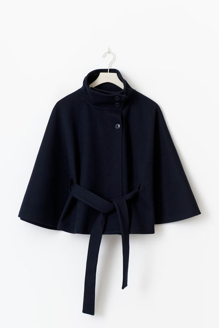 Manteau cape femme sophistiqué, col montant et ceinture, vêtement chaud pour l'hiver.