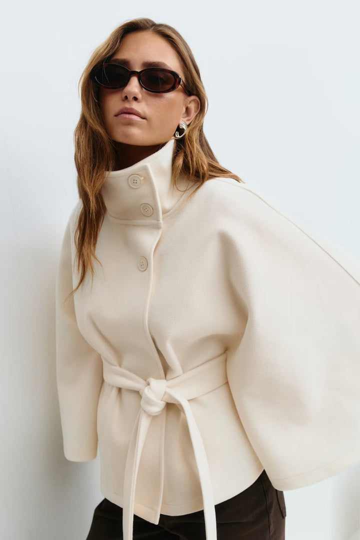 Cape ample femme chic, col montant, ceinture pour marquer la taille, style élégant.