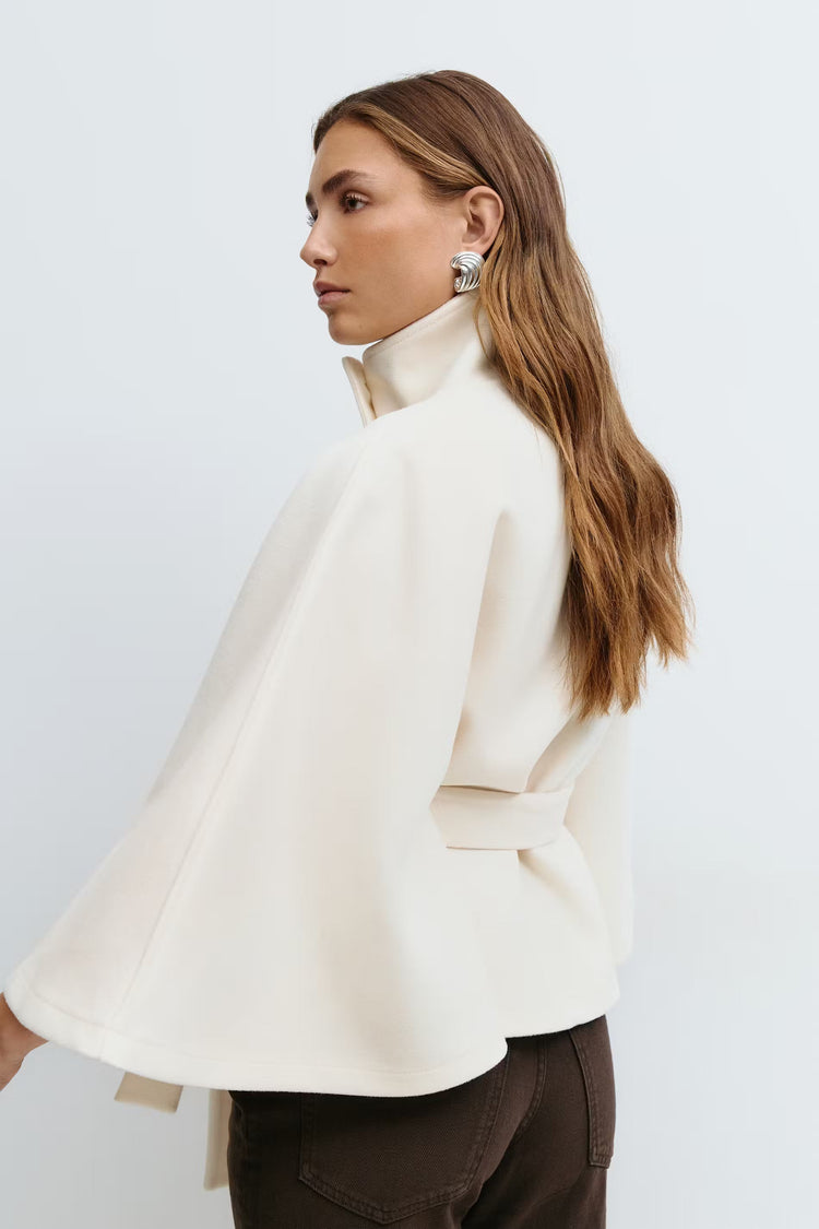 Veste cape femme élégante avec col montant et ceinture, un essentiel de mode hiver.