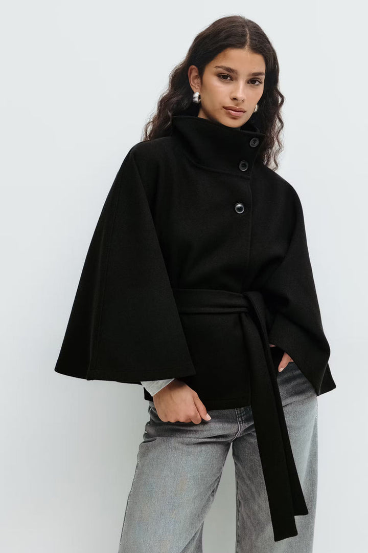 Cape femme chic et chaude, col montant, ceinturée, parfaite pour compléter une tenue hiver.