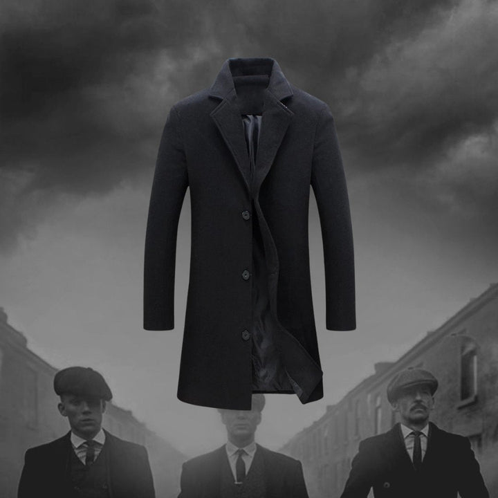 "Manteau chic noir pour homme, style Peaky Blinders, doublure thermique, coupe parfaite, élégance intemporelle et moderne."