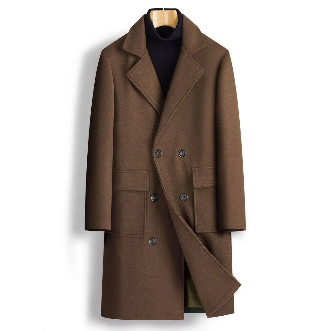 Vue frontale du manteau homme croisé classique. Élégant et intemporel, ce vêtement extérieur apporte une touche chic et raffinée.
