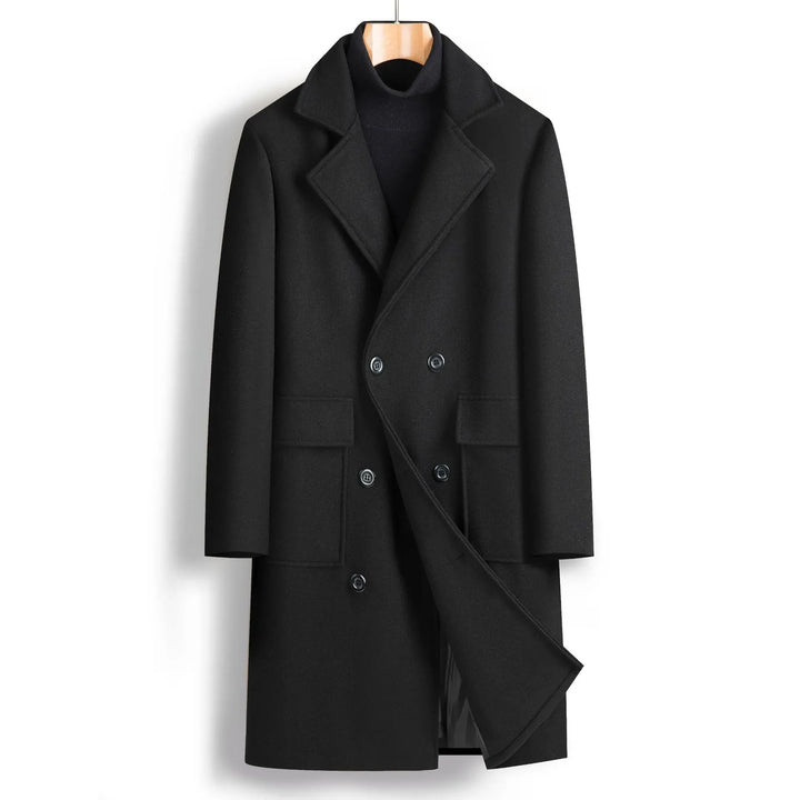 Manteau homme croisé chic, coupe ajustée. Parfait pour l'hiver, ce vêtement extérieur élégant incarne le raffinement masculin moderne.