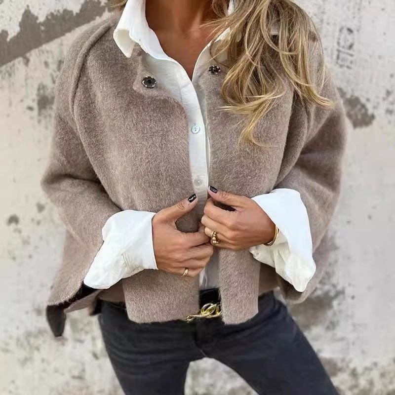 Manteau court chic femme à boutons-pression, coupe moderne. Idéal pour un look élégant automne-hiver.