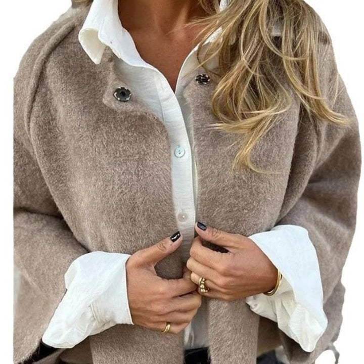 Manteau court chic pour femme, avec boutons-pression. Veste élégante, coupe moderne pour automne et hiver.