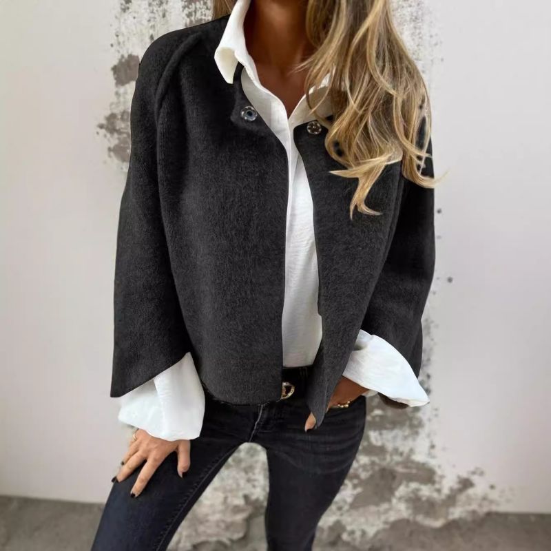 Veste courte femme élégante avec boutons-pression, parfaite pour le bureau ou un style décontracté chic.