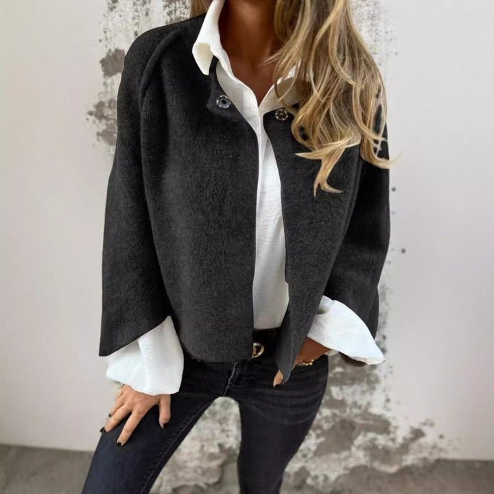 Veste courte femme élégante avec boutons-pression, parfaite pour le bureau ou un style décontracté chic.