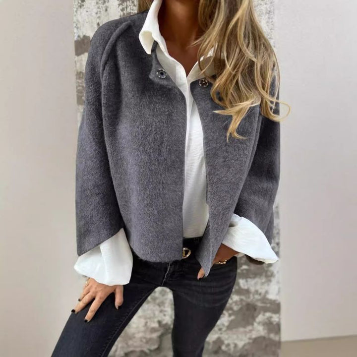 Manteau court femme élégant pour l'hiver ou l'automne, style chic moderne avec fermeture à pression.