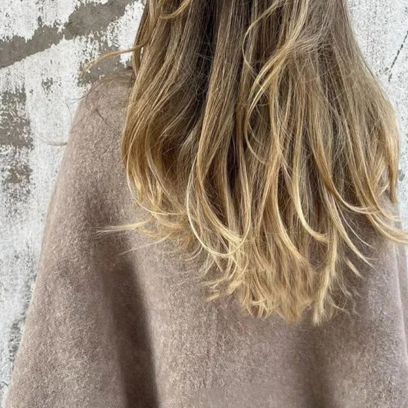 Manteau court femme chic, boutons-pression. Idéal pour un look bureau ou décontracté élégant.