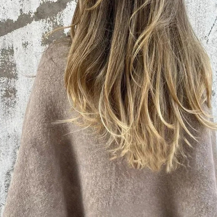 Manteau court femme chic, boutons-pression. Idéal pour un look bureau ou décontracté élégant.