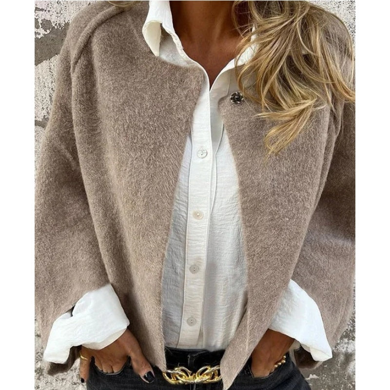 Manteau femme court et chic, boutons-pression discrets, coupe moderne pour une élégance automne-hiver.