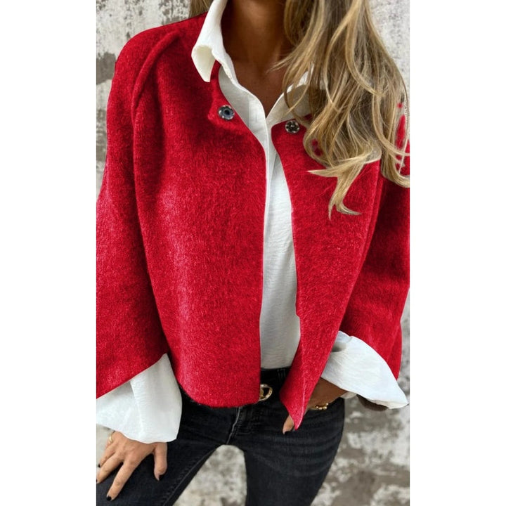 Veste chic femme, coupe courte, boutons-pression. Idéale pour un style décontracté ou élégant en automne-hiver.