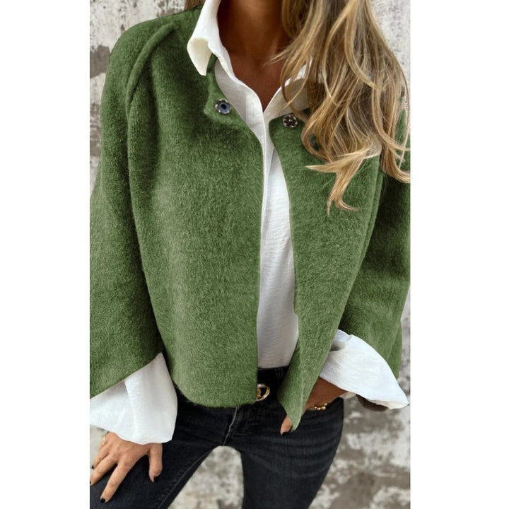 Manteau court femme sophistiqué avec boutons-pression, look moderne et élégant pour la mode hivernale chic.